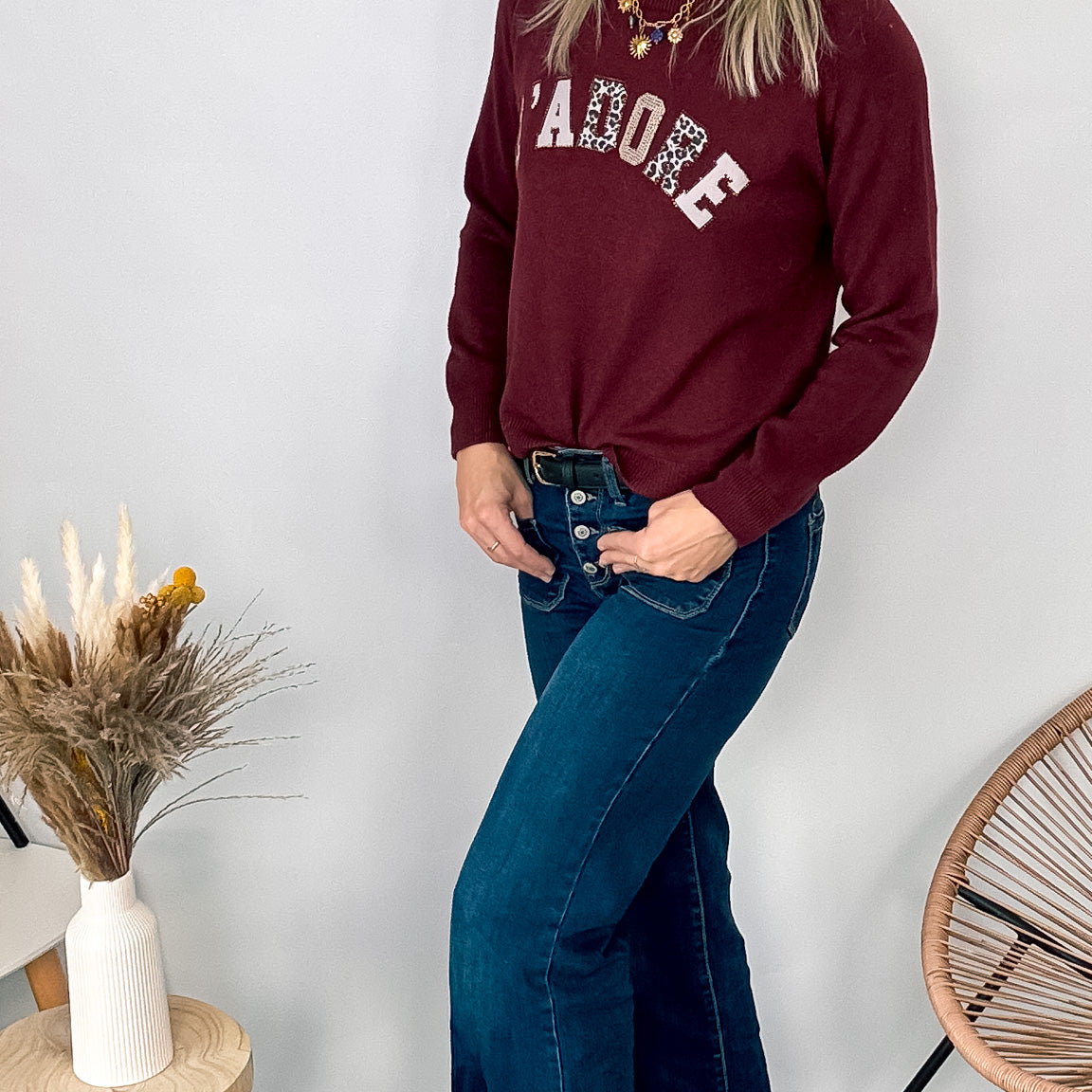 Pull fin col rond en maille viscose fabriqué en Italie, couleur bordeaux, porté rentré dans un pantalon