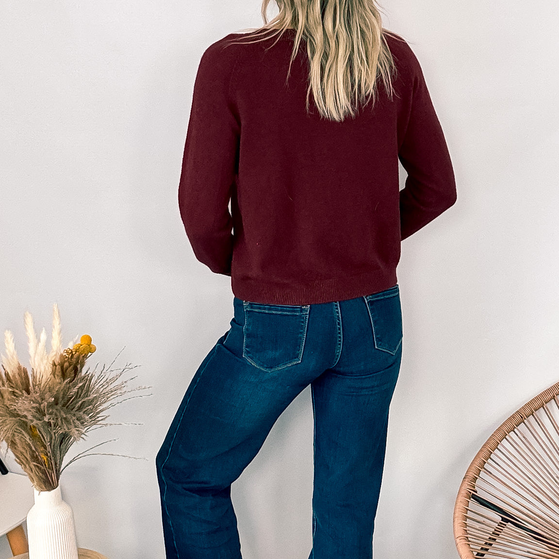 Pull fin col rond en maille viscose fabriqué en Italie, couleur bordeaux, porté rentré dans un pantalon