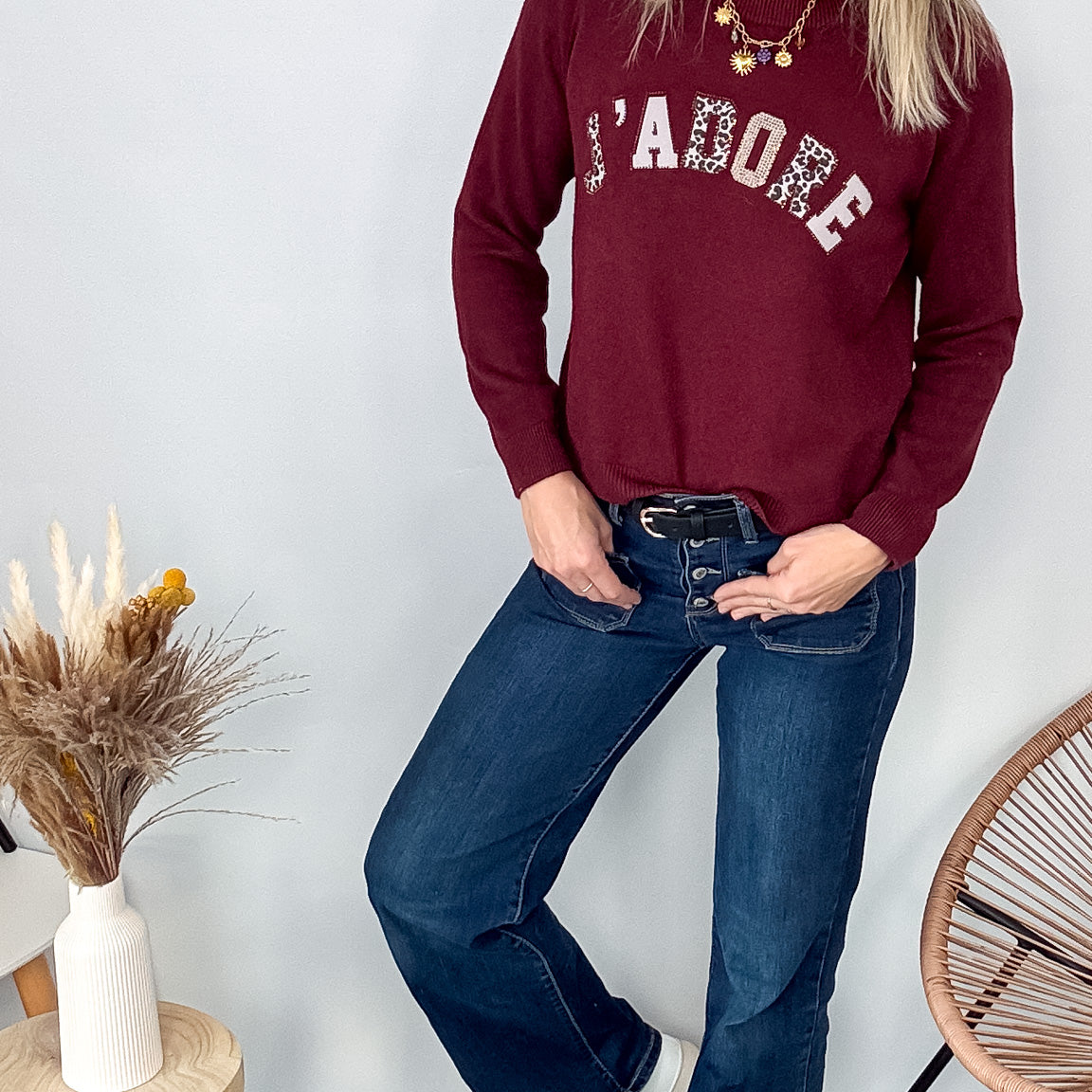 Pull fin col rond en maille viscose fabriqué en Italie, couleur bordeaux, porté rentré dans un pantalon