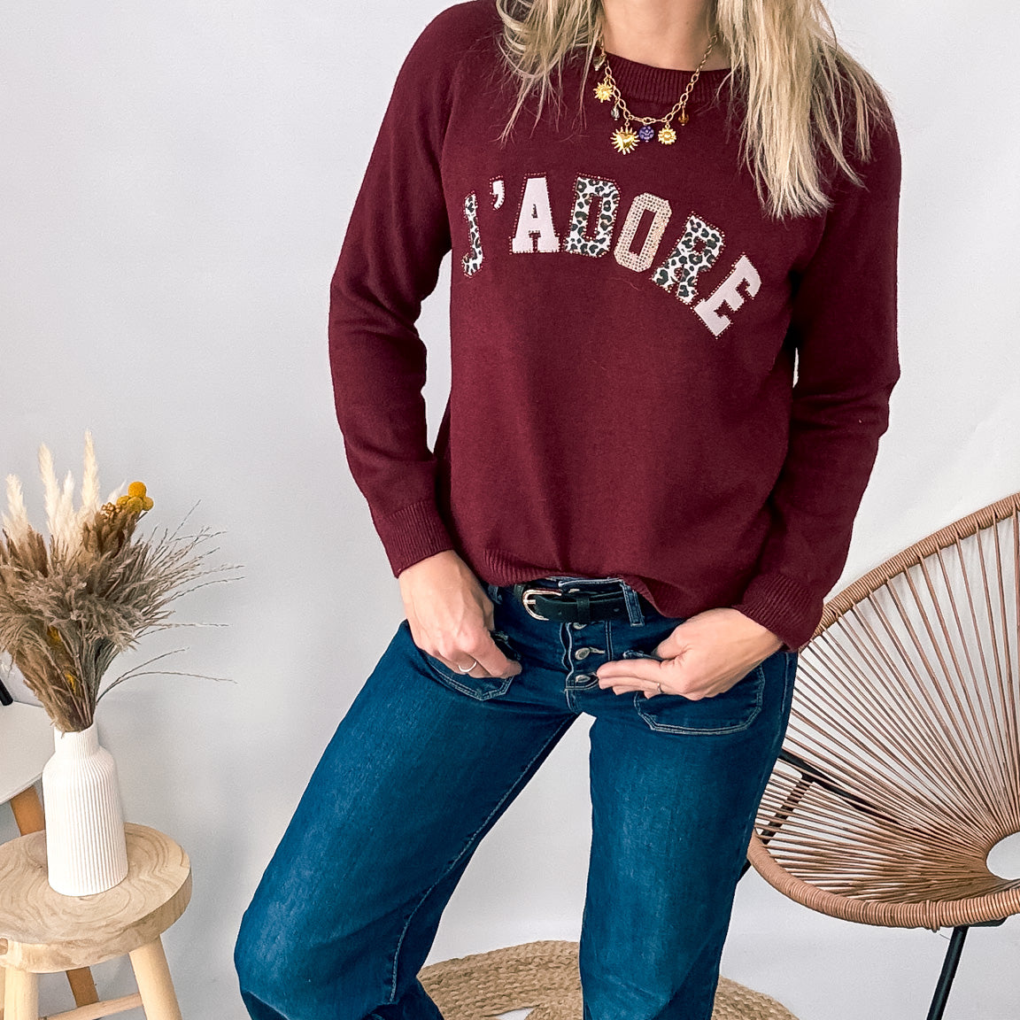 Pull fin col rond en maille viscose fabriqué en Italie, couleur bordeaux, porté rentré dans un pantalon