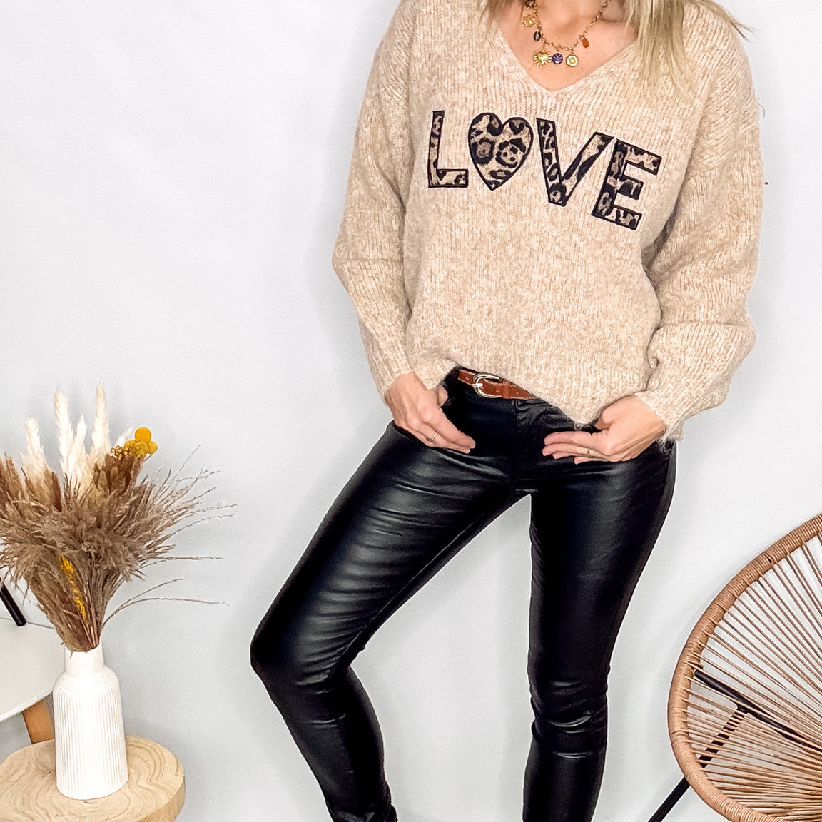 Pull oversize col V beige/taupe en maille douce (laine), porté rentré avec un pantalon foncé