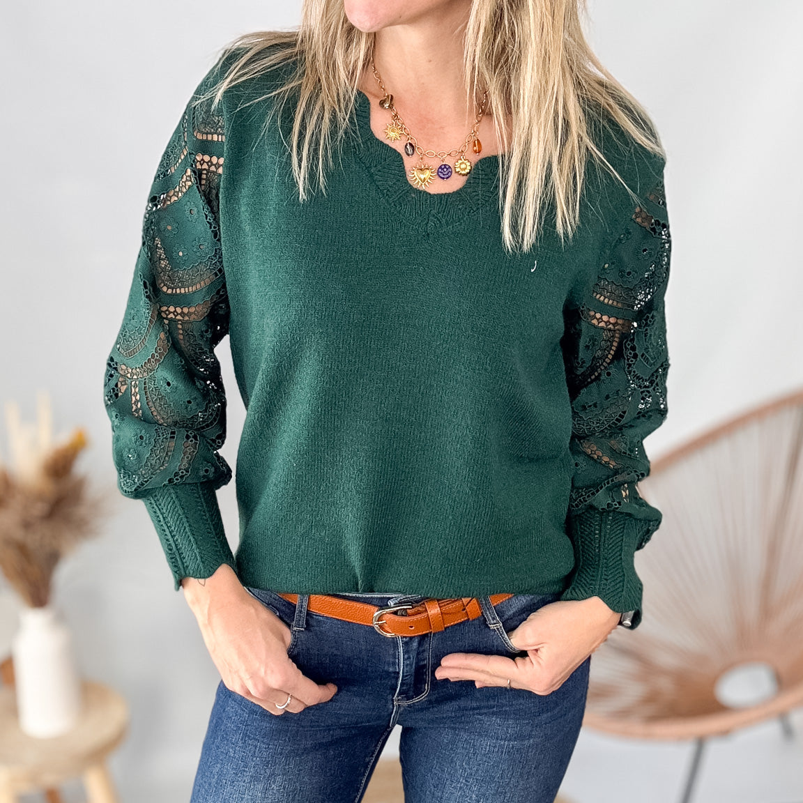 pull vert dentelle manches jean slim brut