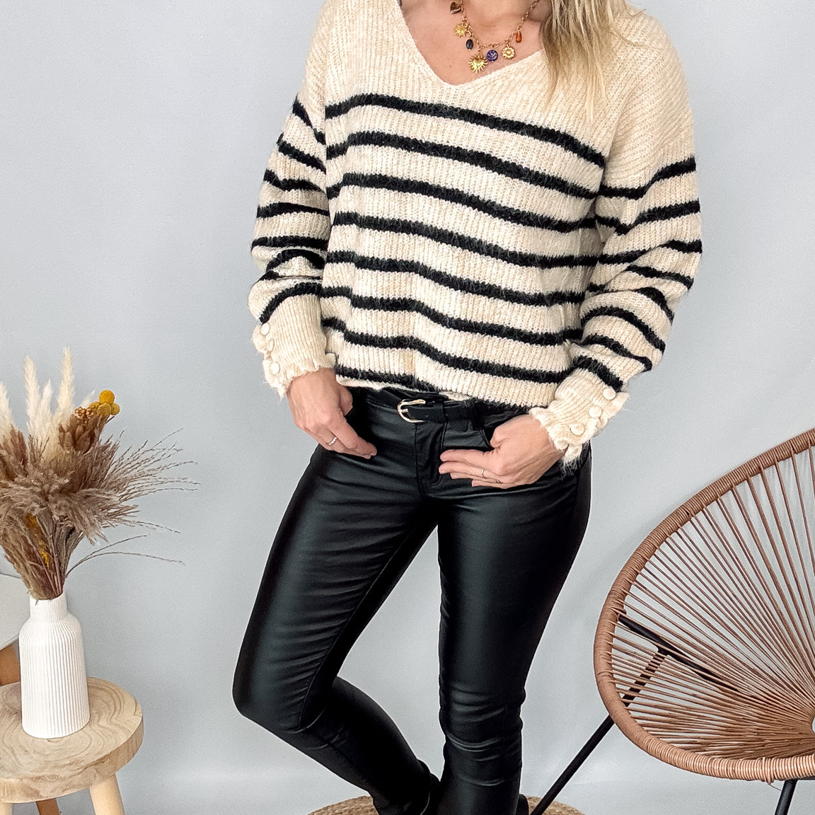 Tenue femme pull marinière loose et pantalon noir