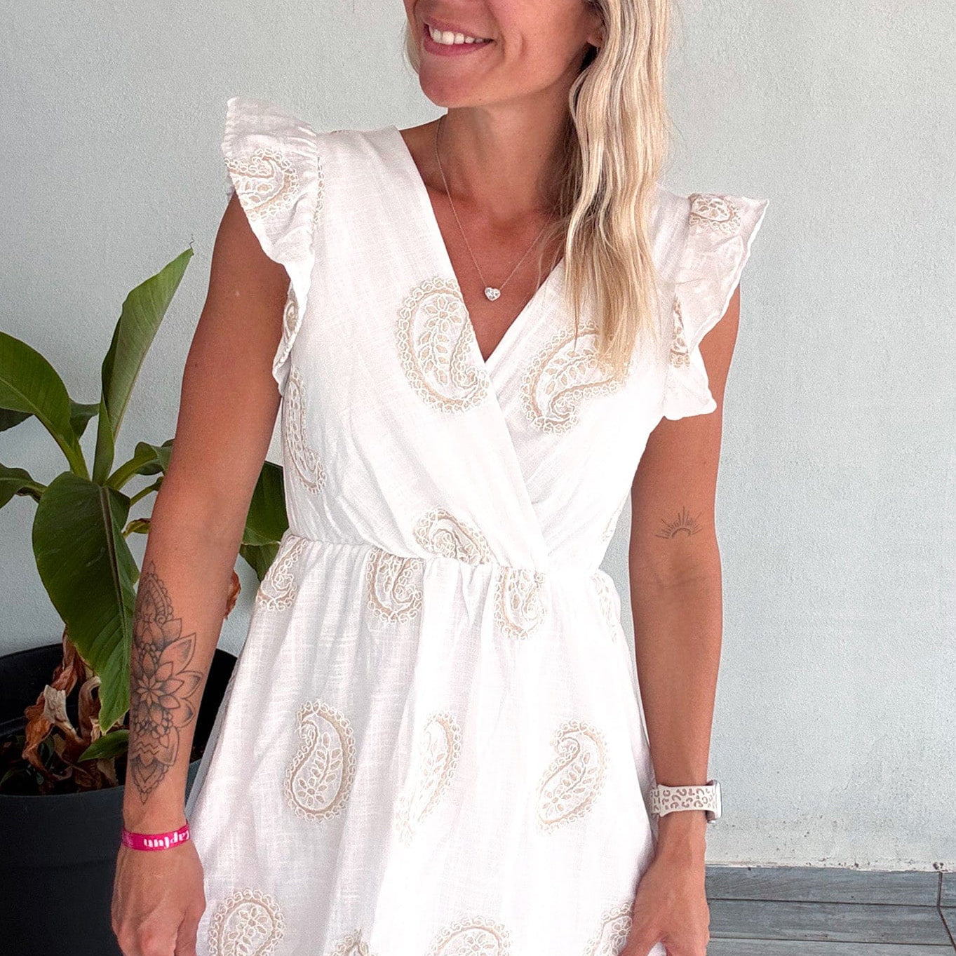 Robe courte blanche, avec broderie