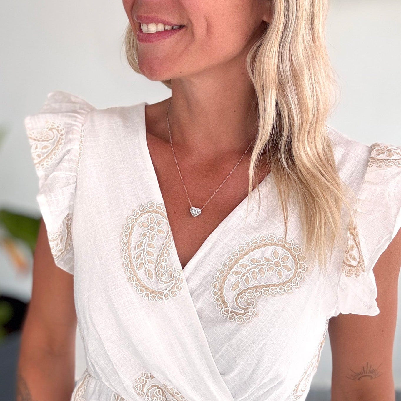 Robe courte blanche, avec broderie