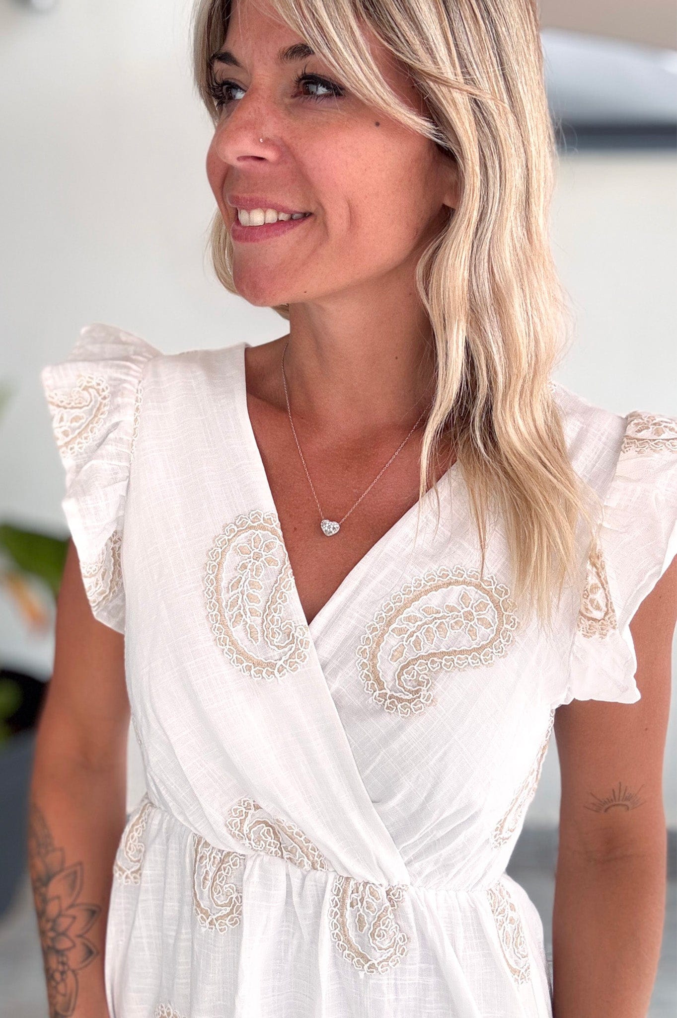 Robe courte blanche, avec broderie
