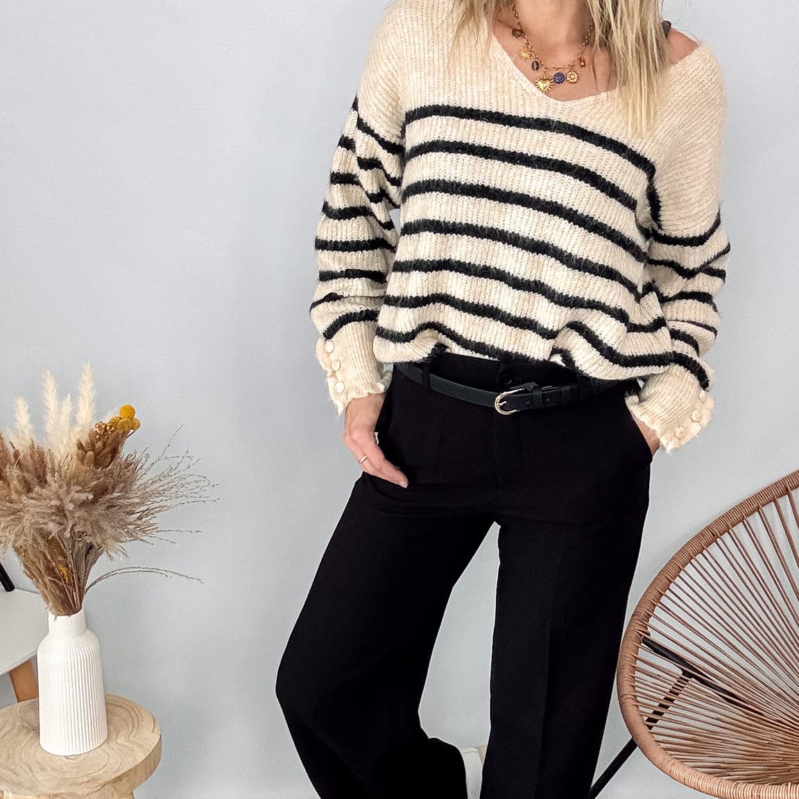 Tenue femme pull marinière loose et pantalon tailleur noir