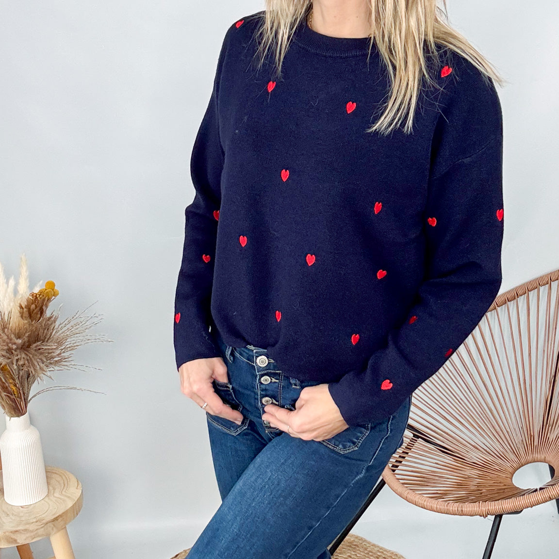 Pull marine femme avec petits coeurs rouges brodés et jean bleu - La Boutique de Lydie
