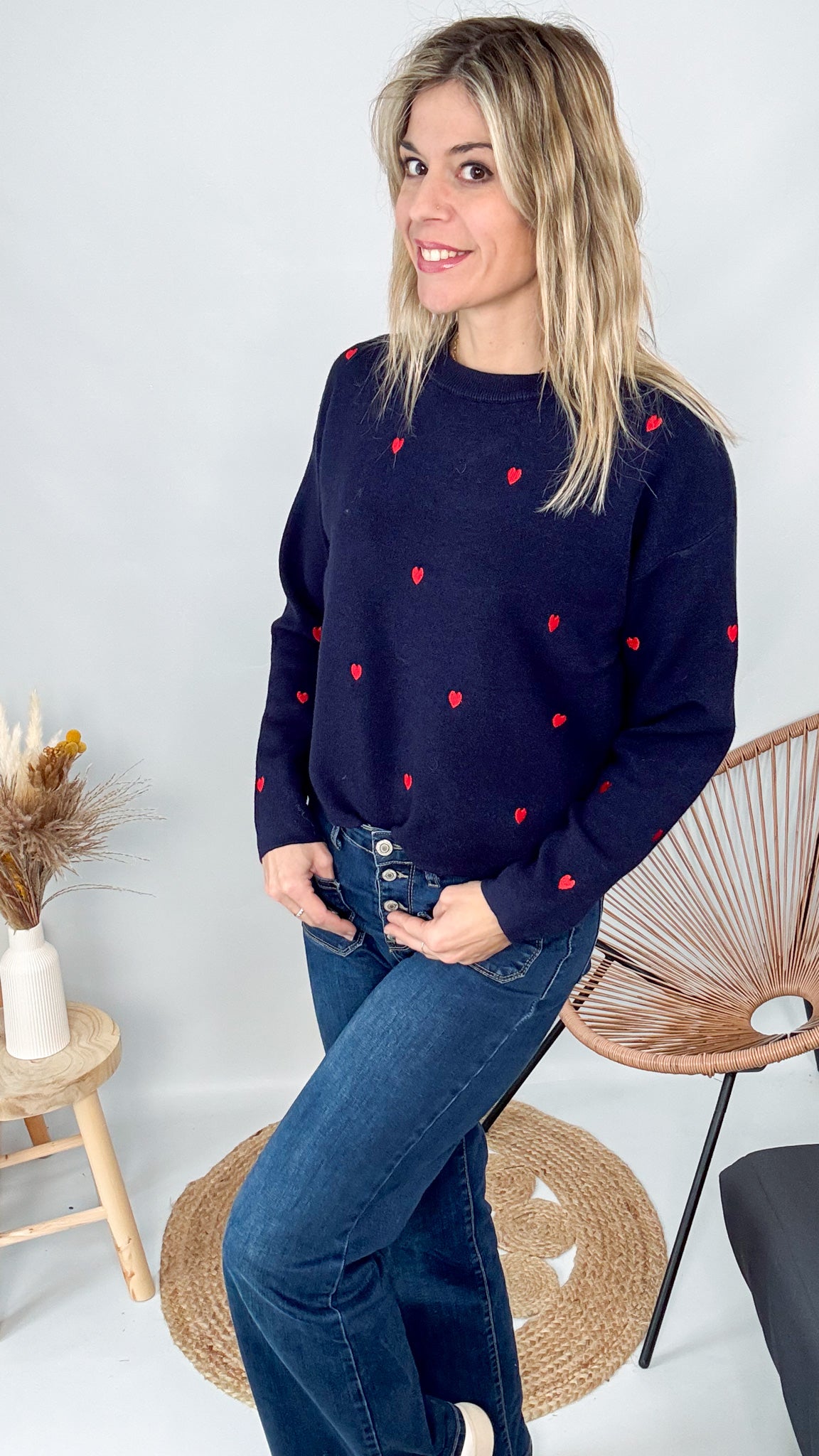 Pull marine femme avec petits coeurs rouges brodés et jean bleu - La Boutique de Lydie