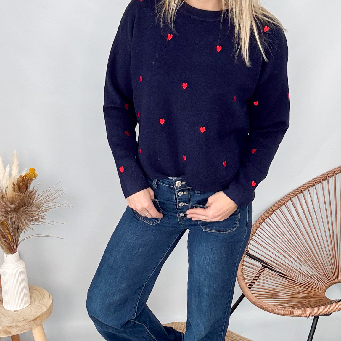 Pull marine femme avec petits coeurs rouges brodés et jean bleu - La Boutique de Lydie