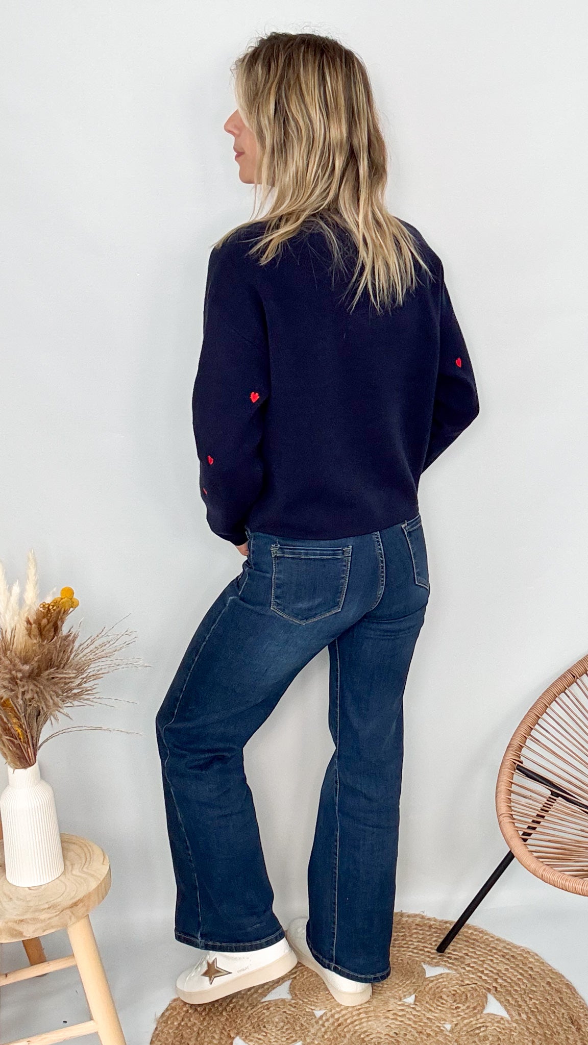 Pull marine femme avec petits coeurs rouges brodés et jean bleu - La Boutique de Lydie