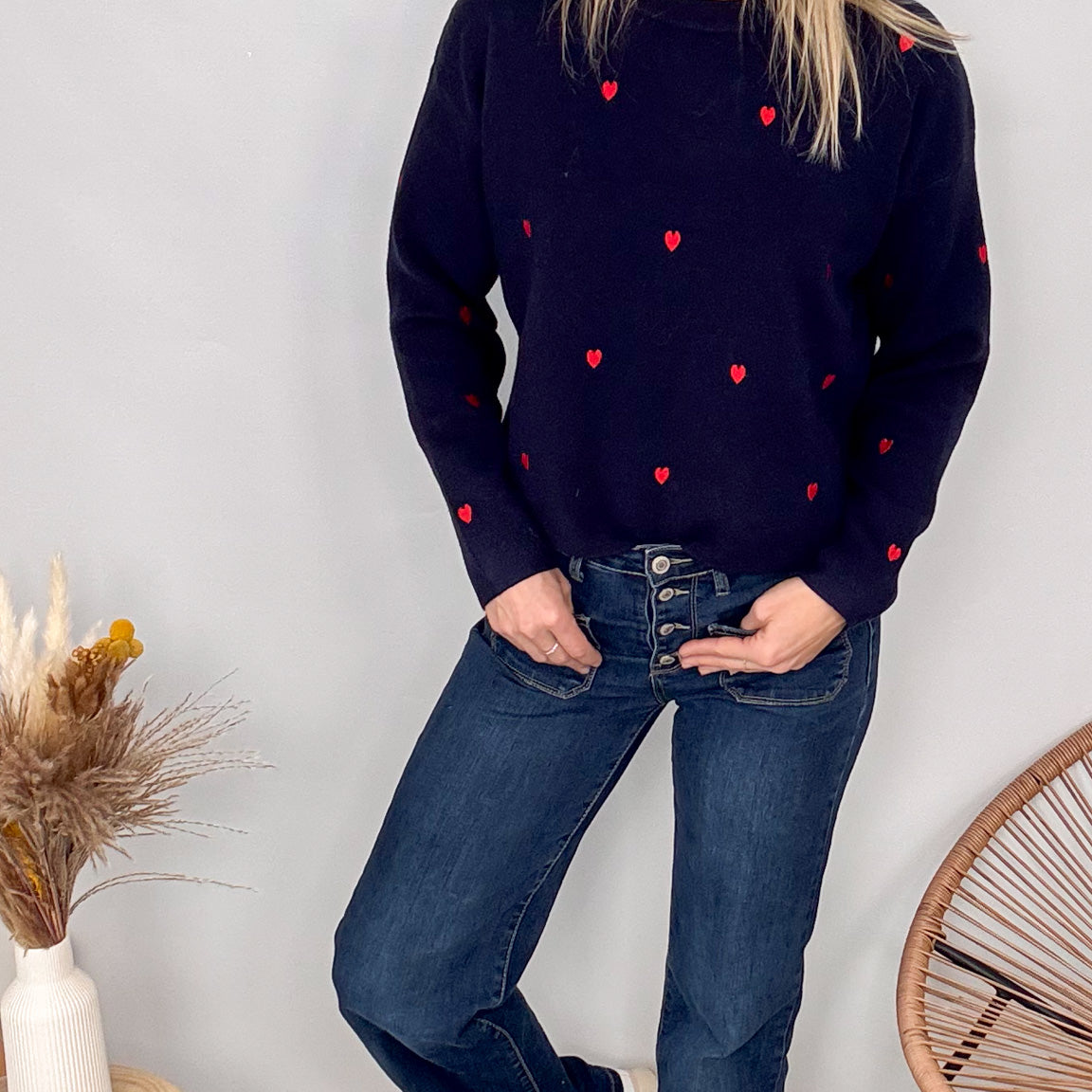 Pull marine femme avec petits coeurs rouges brodés et jean bleu - La Boutique de Lydie