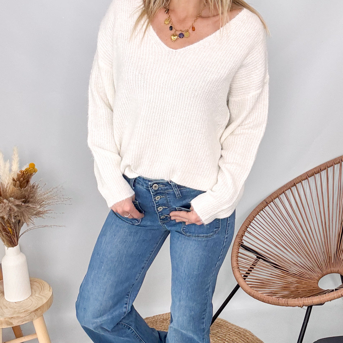 Détail maille pull blanc col V femme taille unique 36 au 42