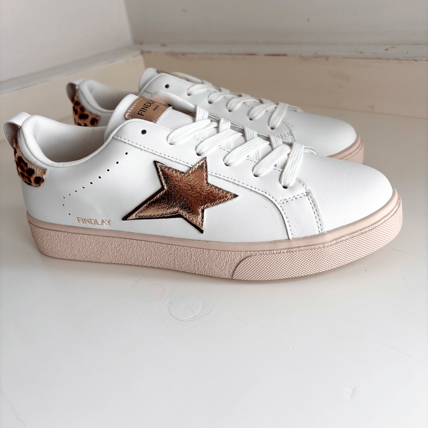 baskets dorées et léopard