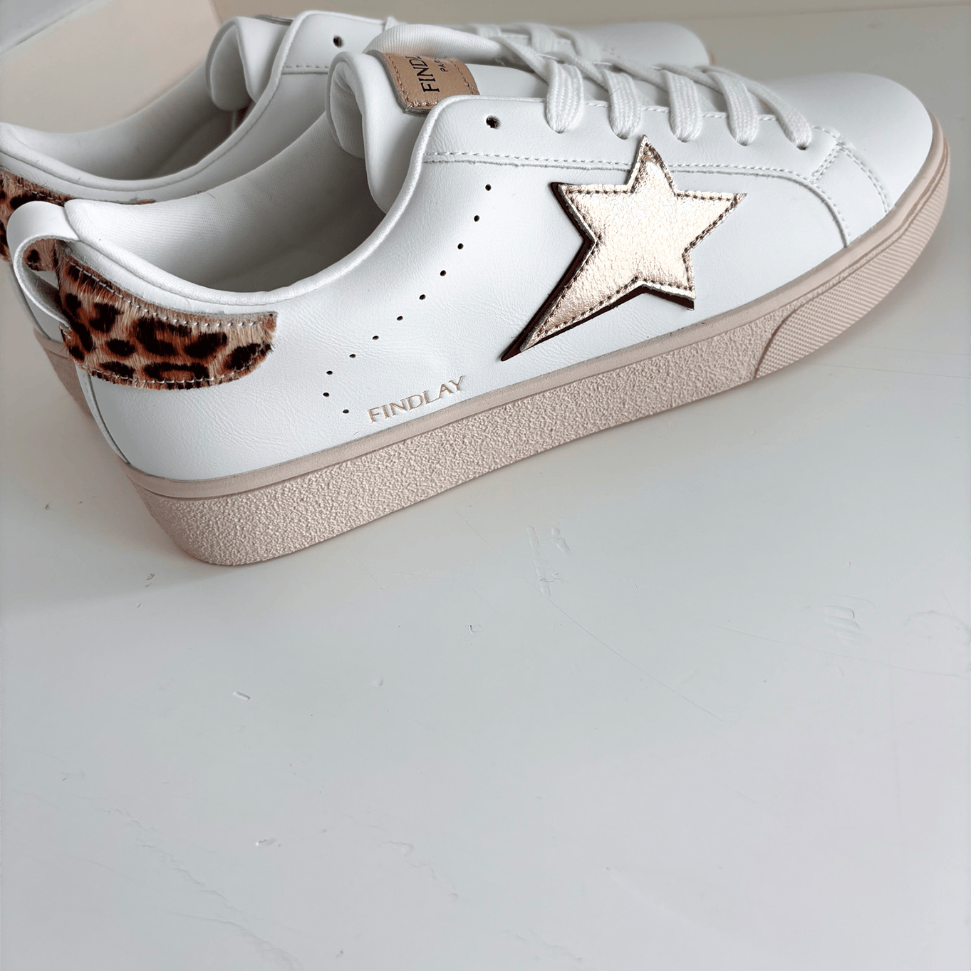 baskets dorées et léopard