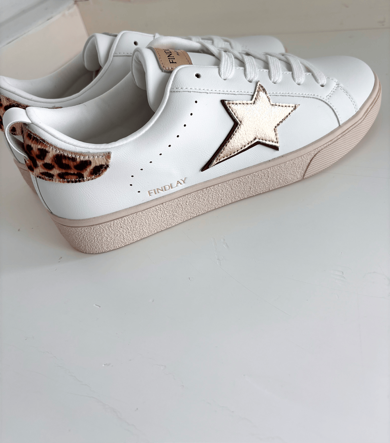 baskets dorées et léopard