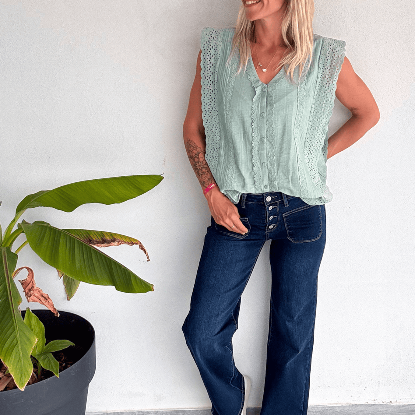 Top vert d'eau petite dentelles sur les cotés