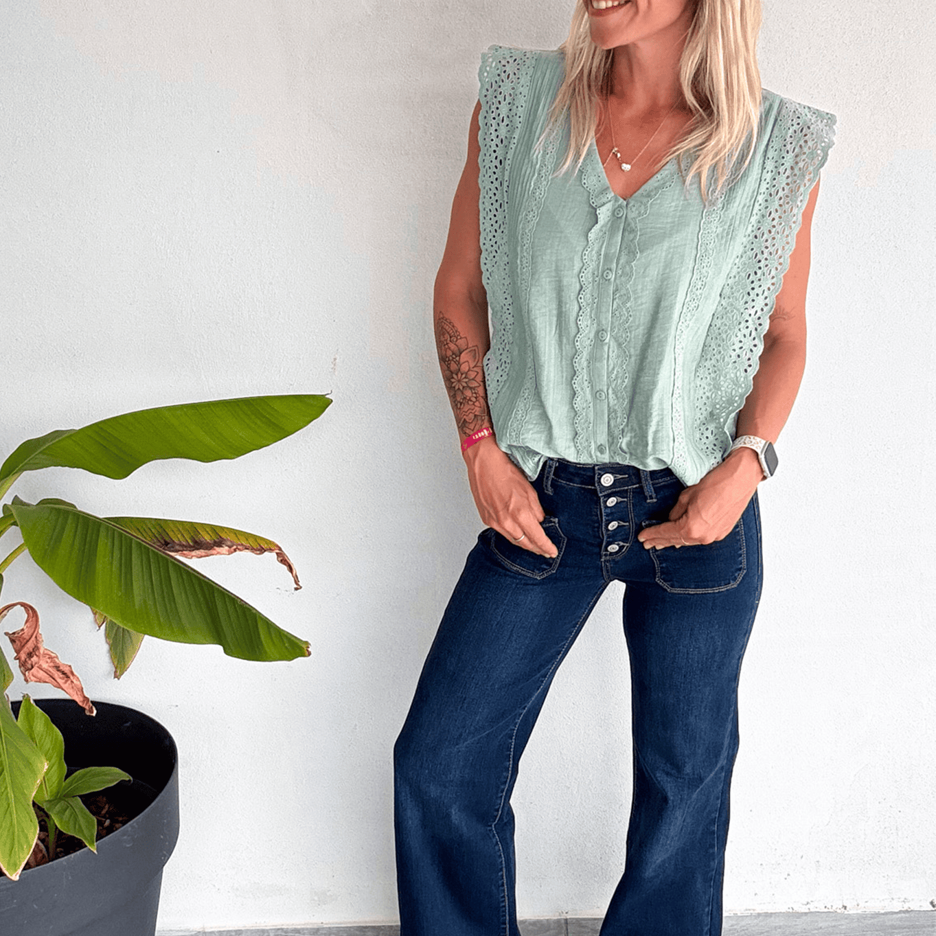 Top vert d'eau petite dentelles sur les cotés