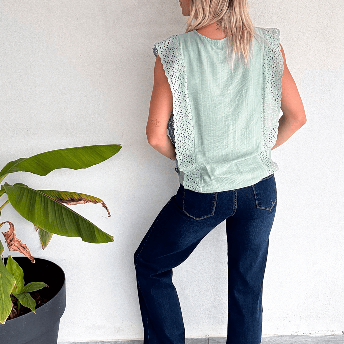 Top vert d'eau petite dentelles sur les cotés