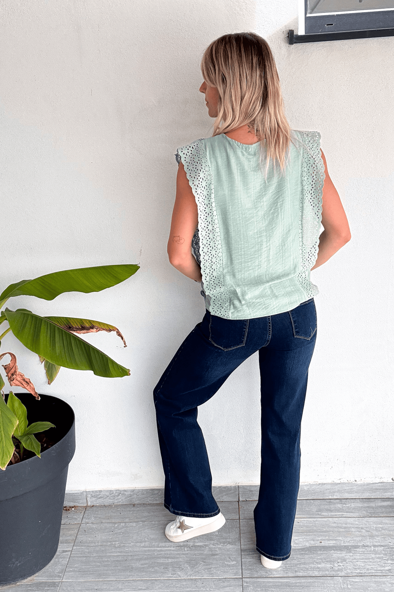 Top vert d'eau petite dentelles sur les cotés