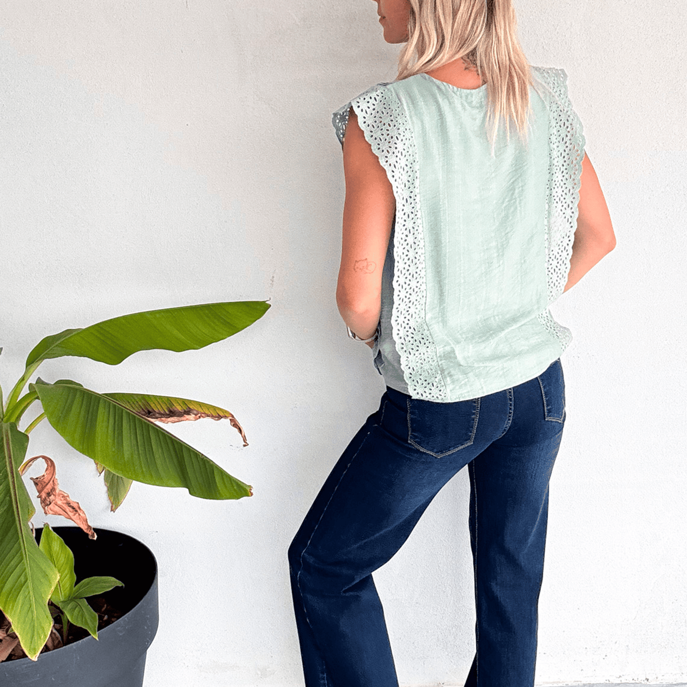 Top vert d'eau petite dentelles sur les cotés