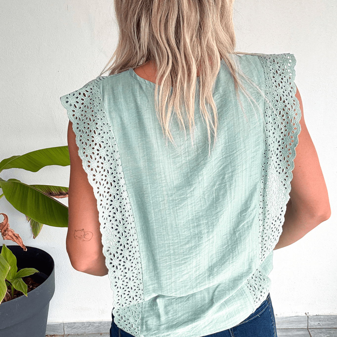 Top vert d'eau petite dentelles sur les cotés