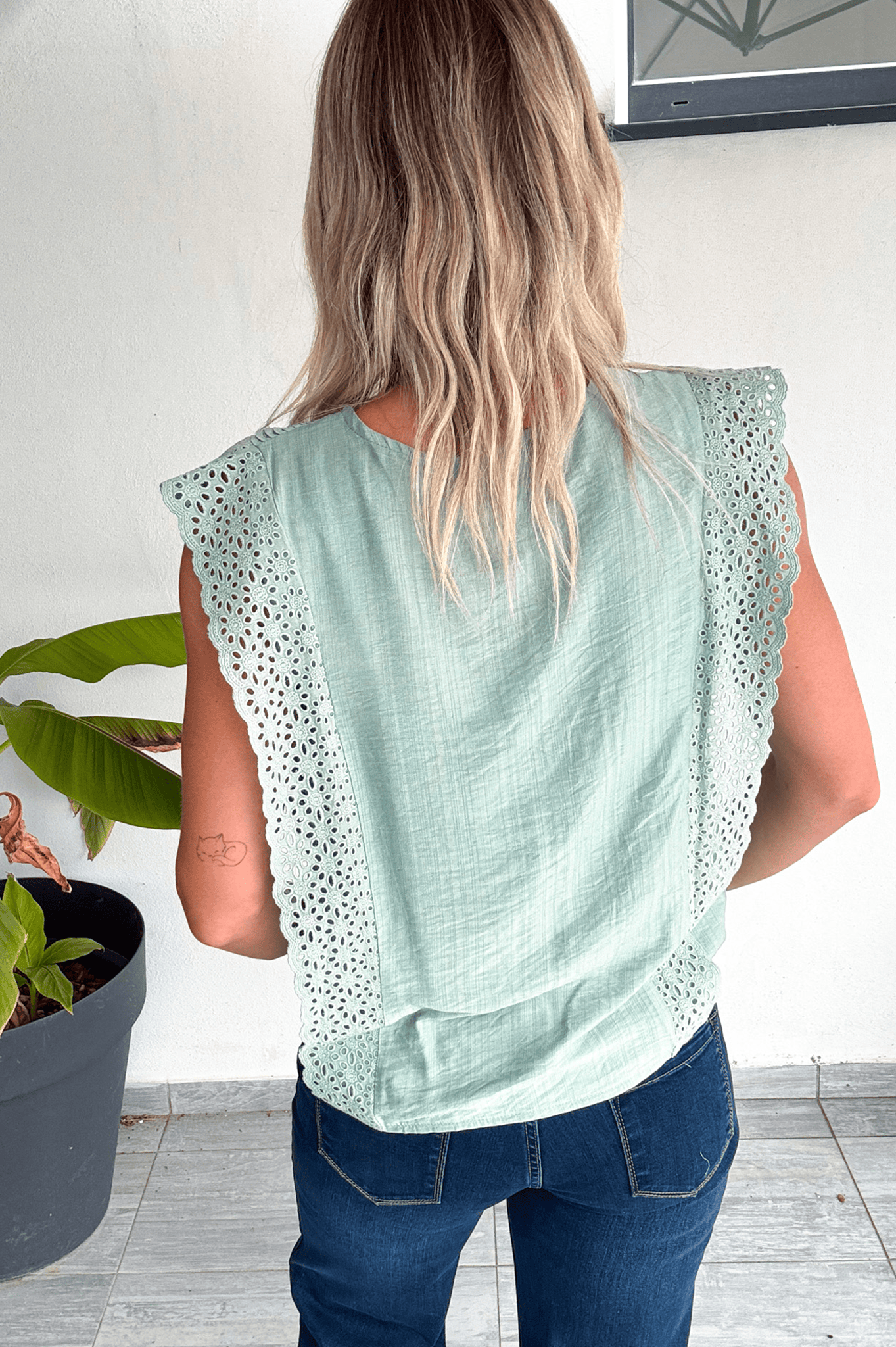 Top vert d'eau petite dentelles sur les cotés