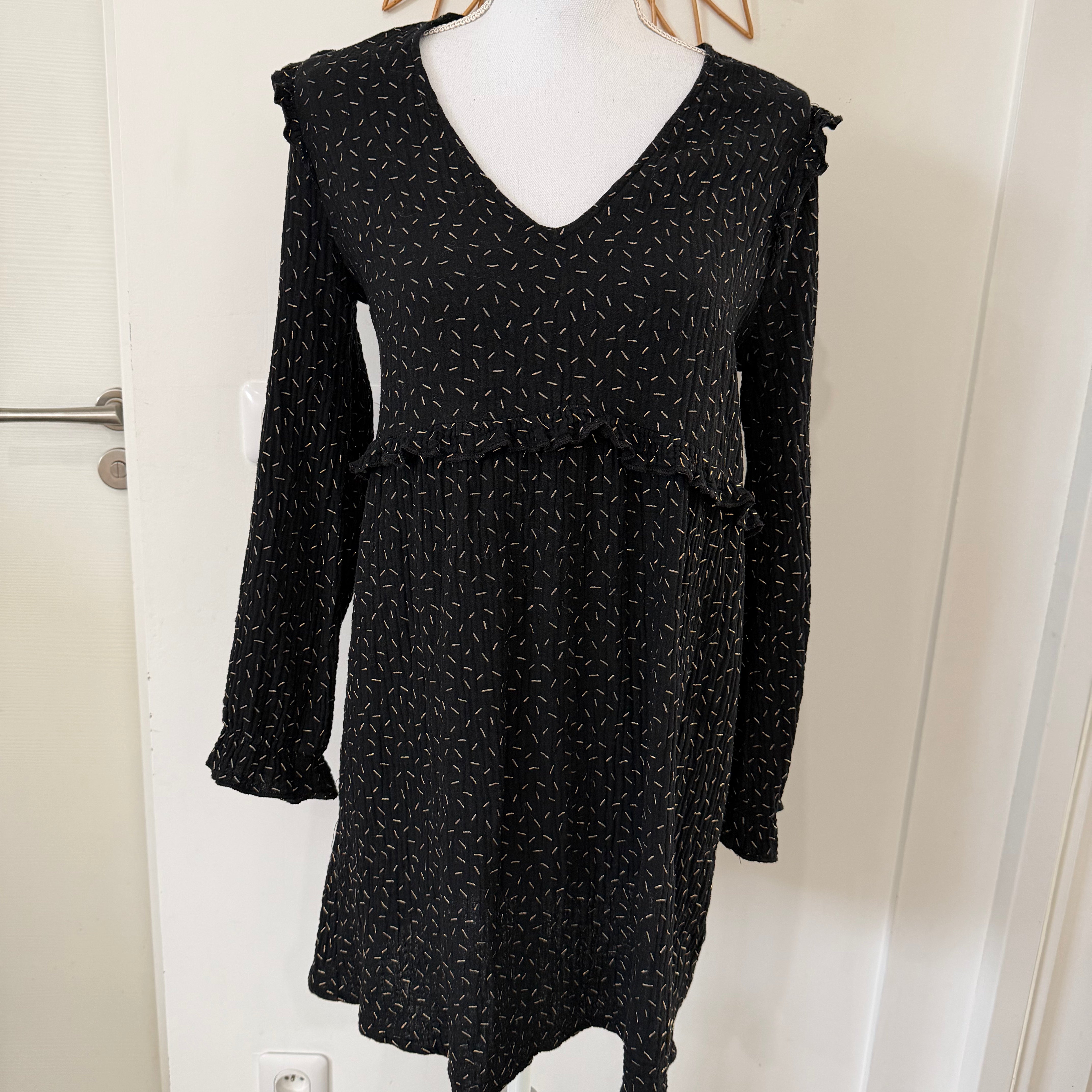 Robe noire avec motifs doré, Col V, coupe ample