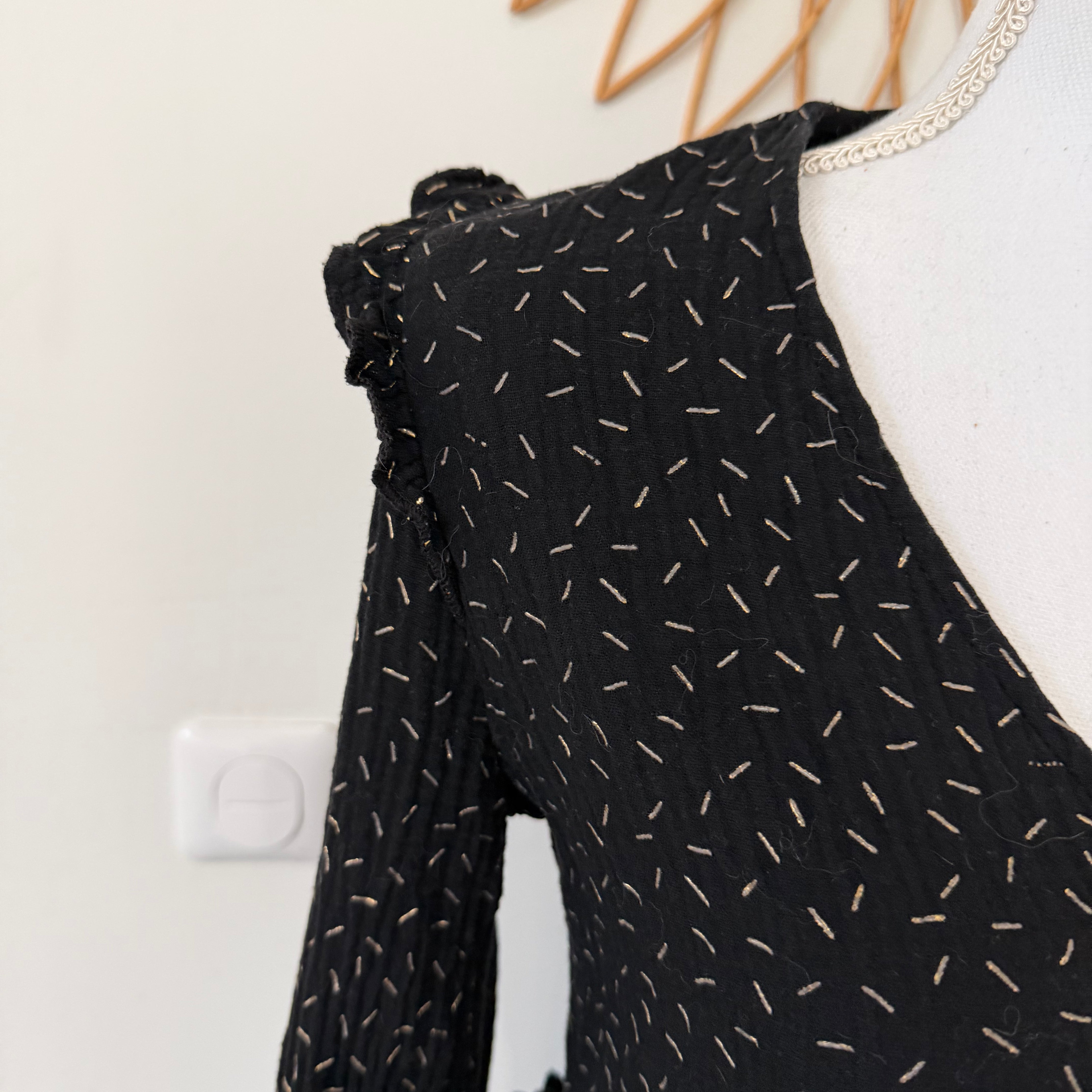 Robe noire avec motifs doré, Col V, coupe ample