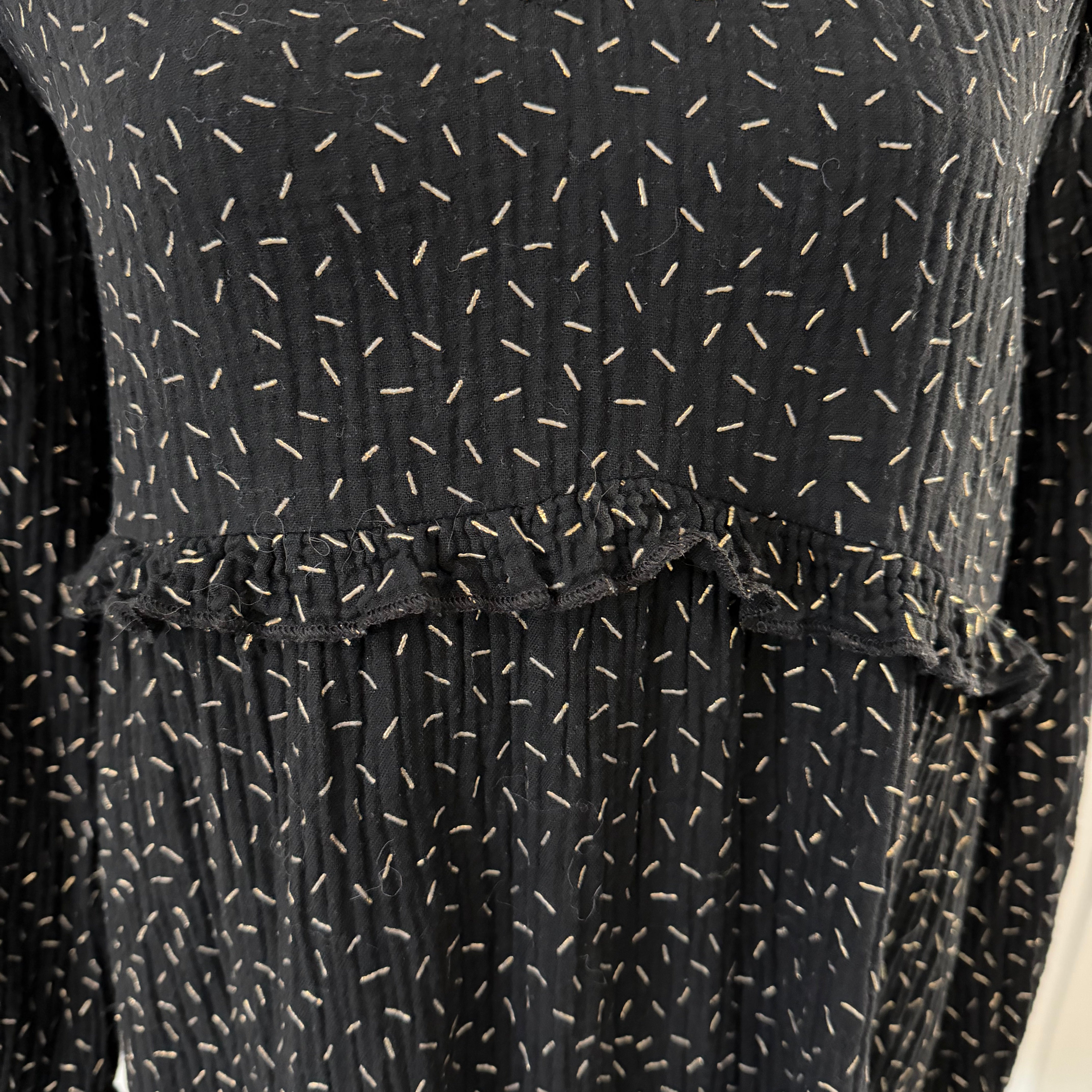 Robe noire avec motifs doré, Col V, coupe ample