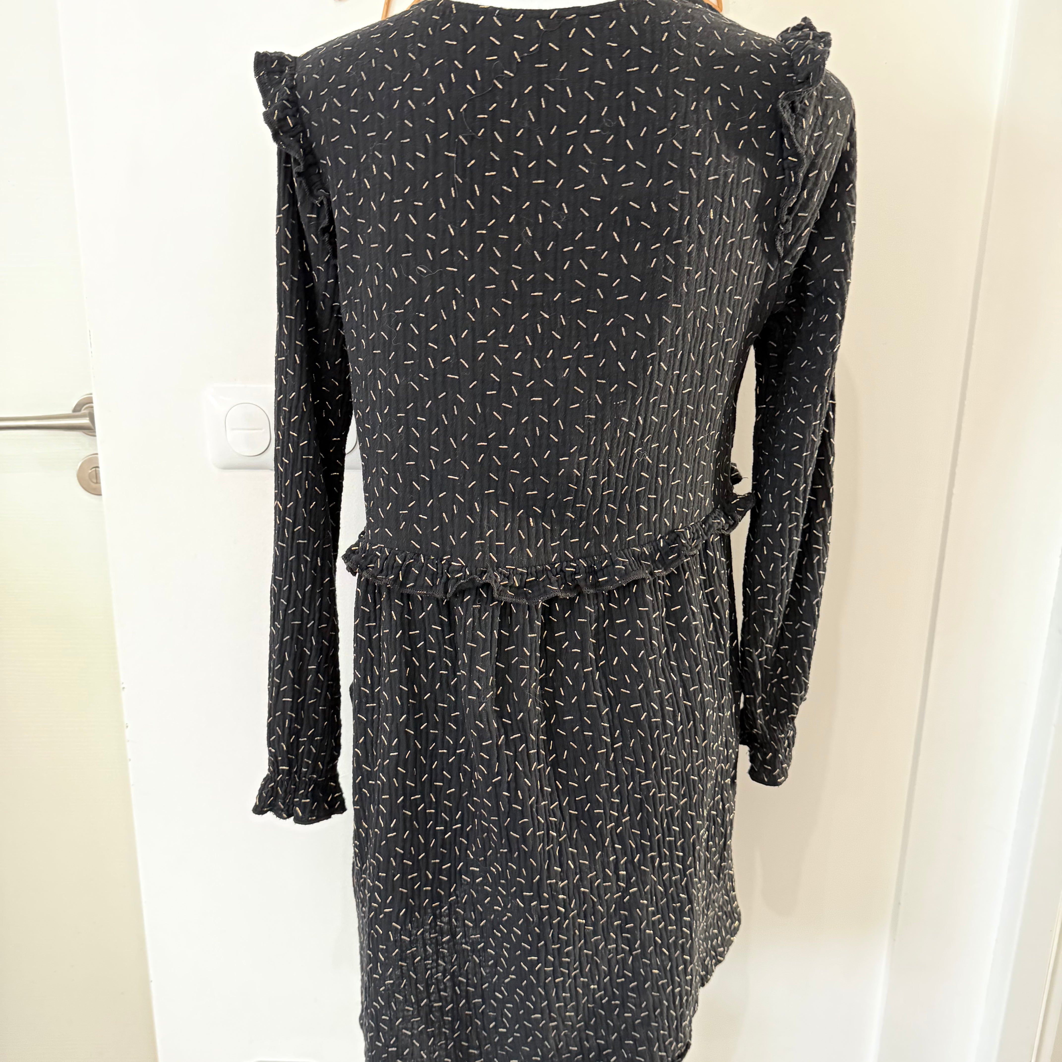 Robe noire avec motifs doré, Col V, coupe ample