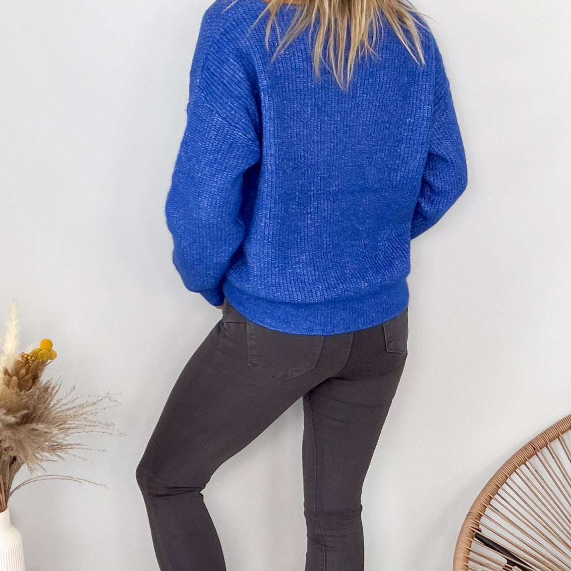 Pull bleu électrique col V femme La Boutique de Lydie