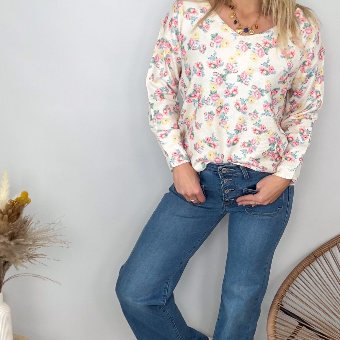 Look pull fleuri et jean large bleu femme boutique mode