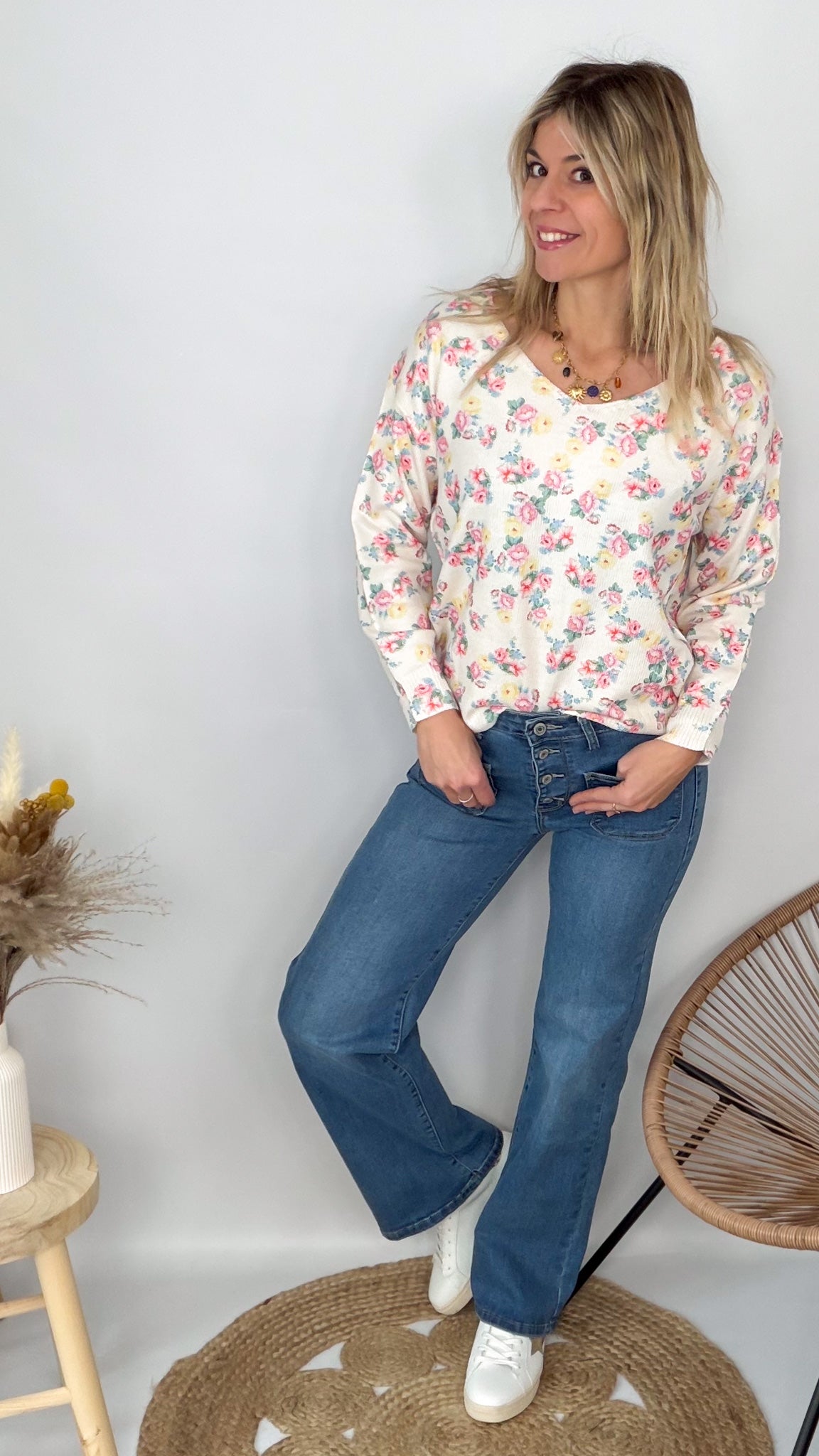 Look pull fleuri et jean large bleu femme boutique mode