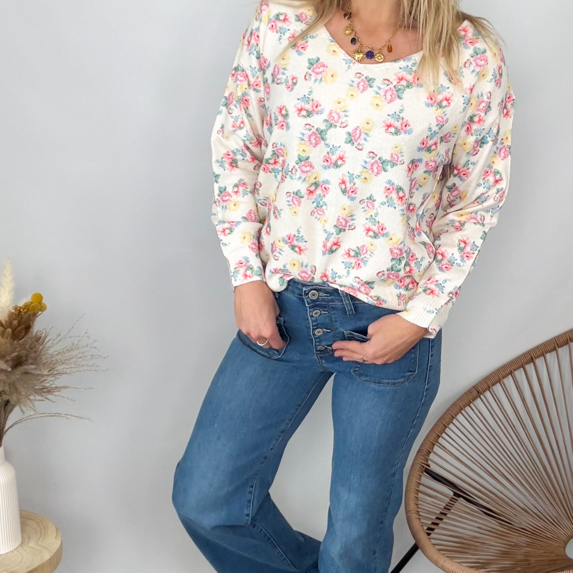 Look pull fleuri et jean large bleu femme boutique mode