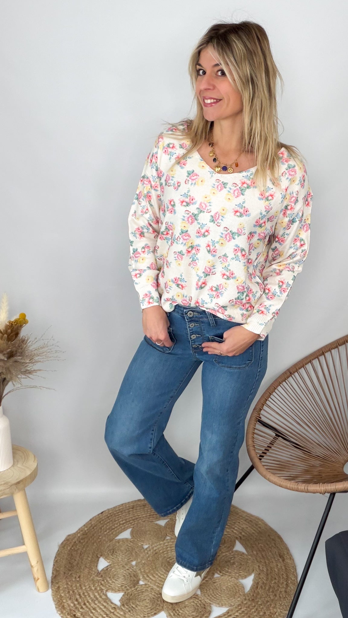Look pull fleuri et jean large bleu femme boutique mode