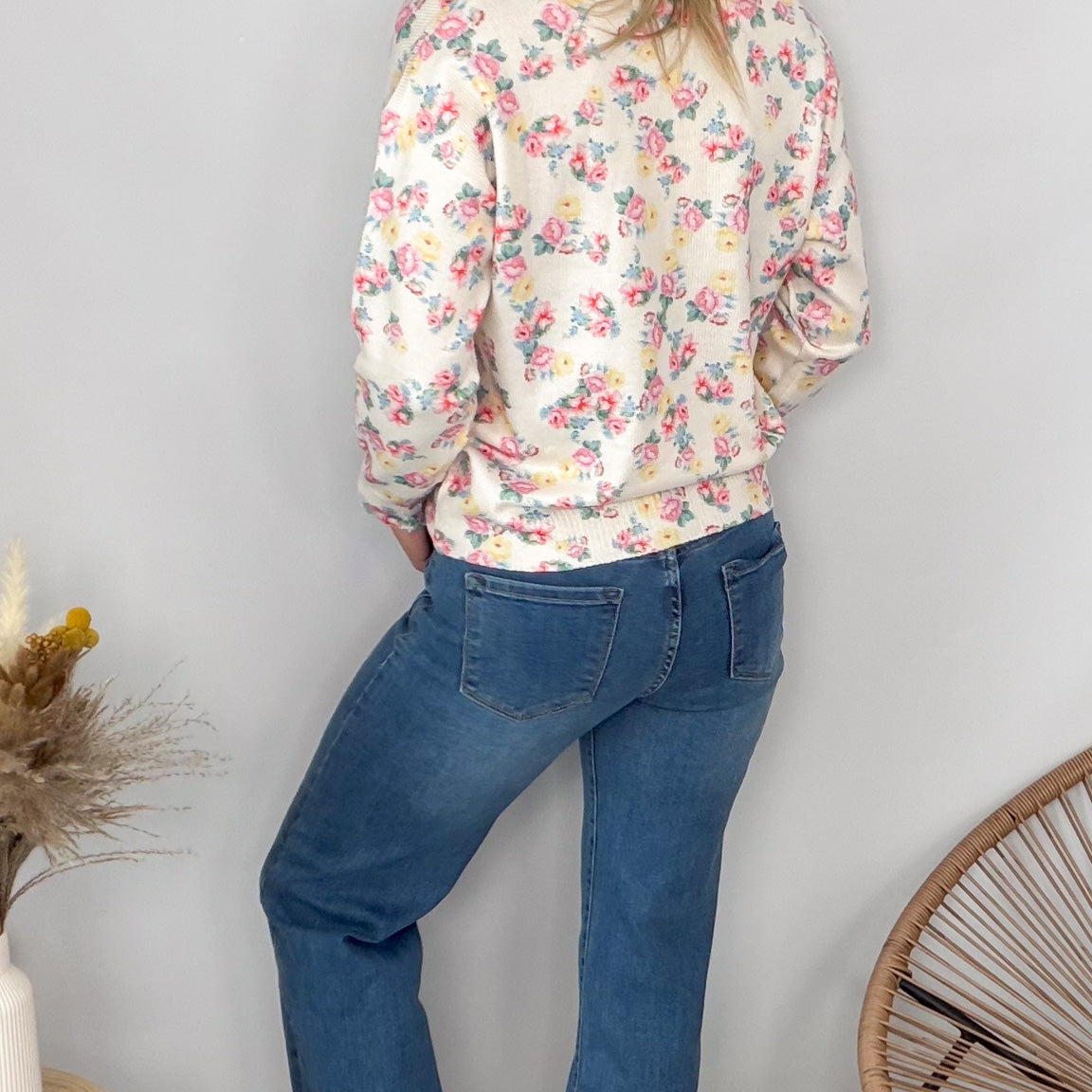 Look pull fleuri et jean large bleu femme boutique mode