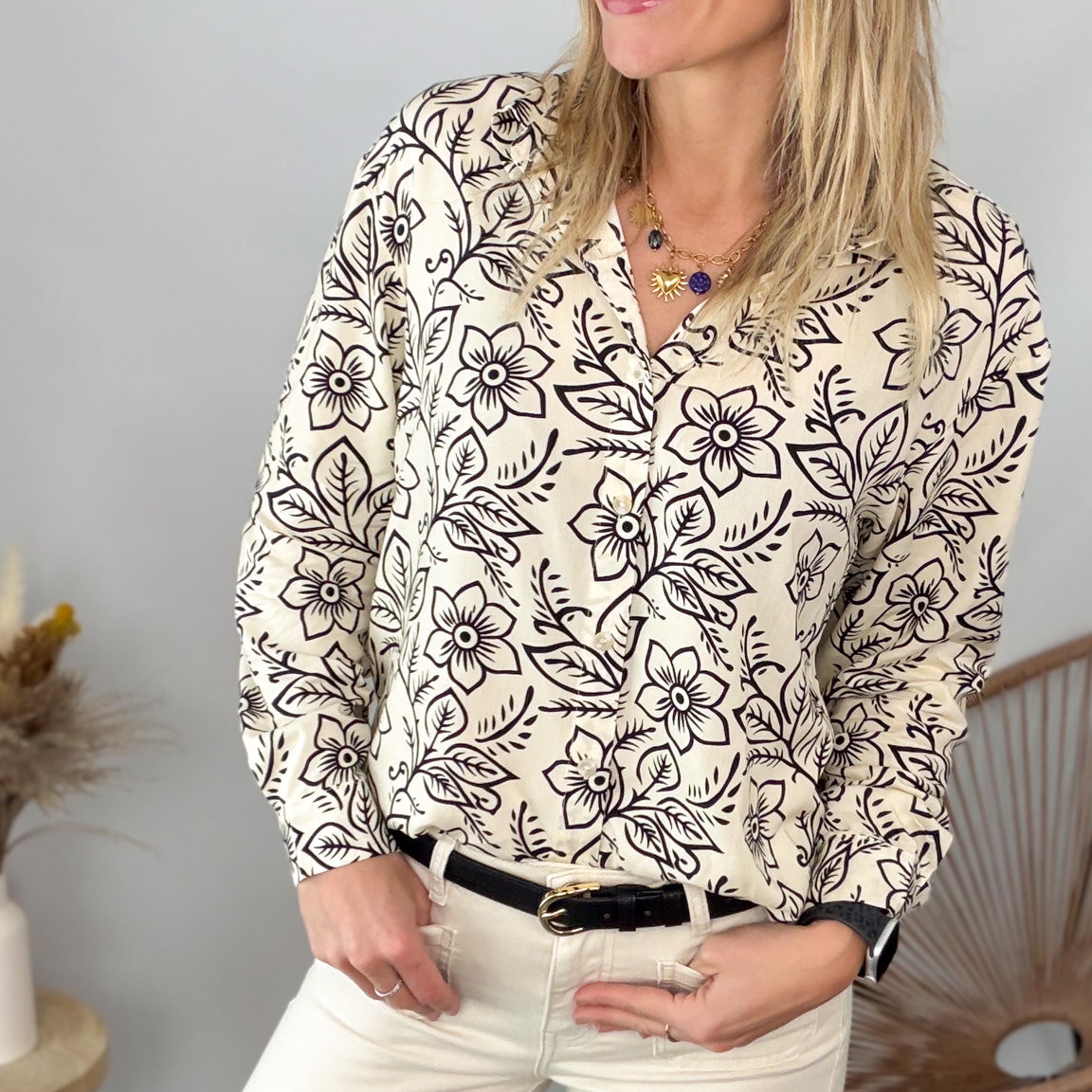 Chemise femme viscose beige motif noir fleurs La Boutique de Lydie
