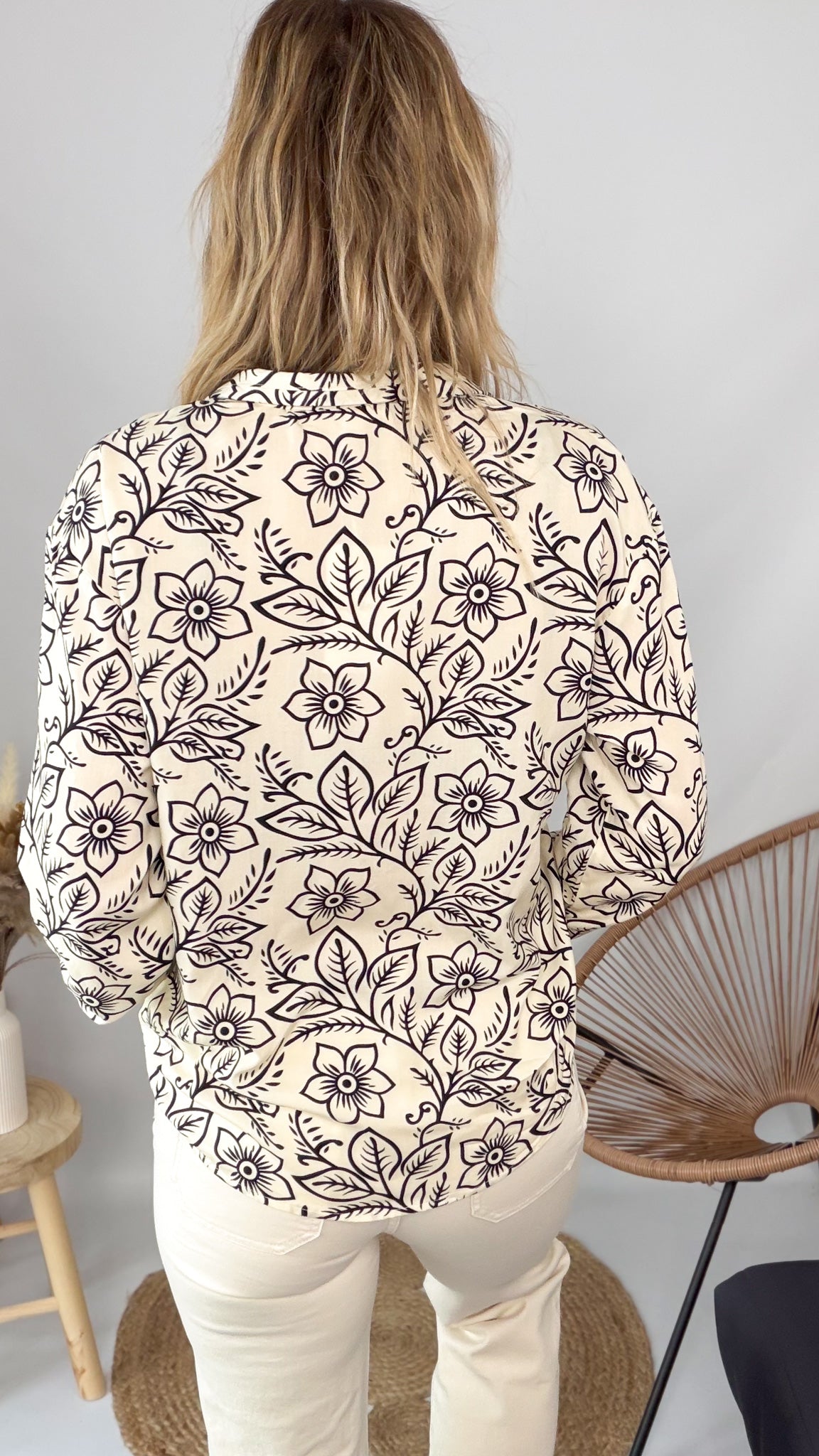 Look chemise fleurie beige et pantalon blanc femme boutique de mode