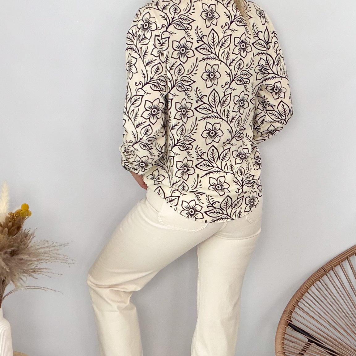 Look chemise fleurie beige et pantalon blanc femme boutique de mode