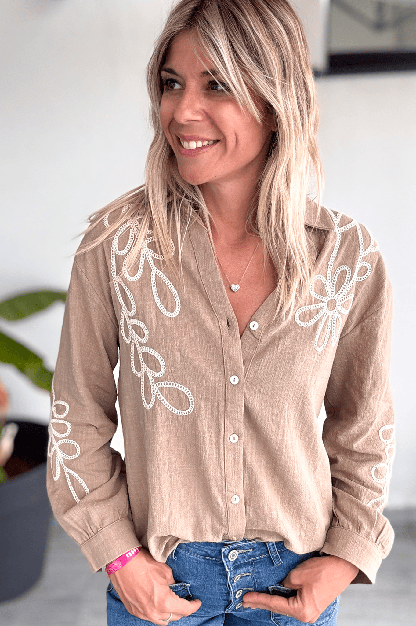 Chemise coton taupe avec broderie la boutique de lydie