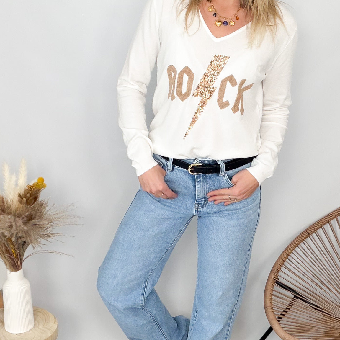 Pull fin écru col V brodé ROCK taupe la boutique de lydie