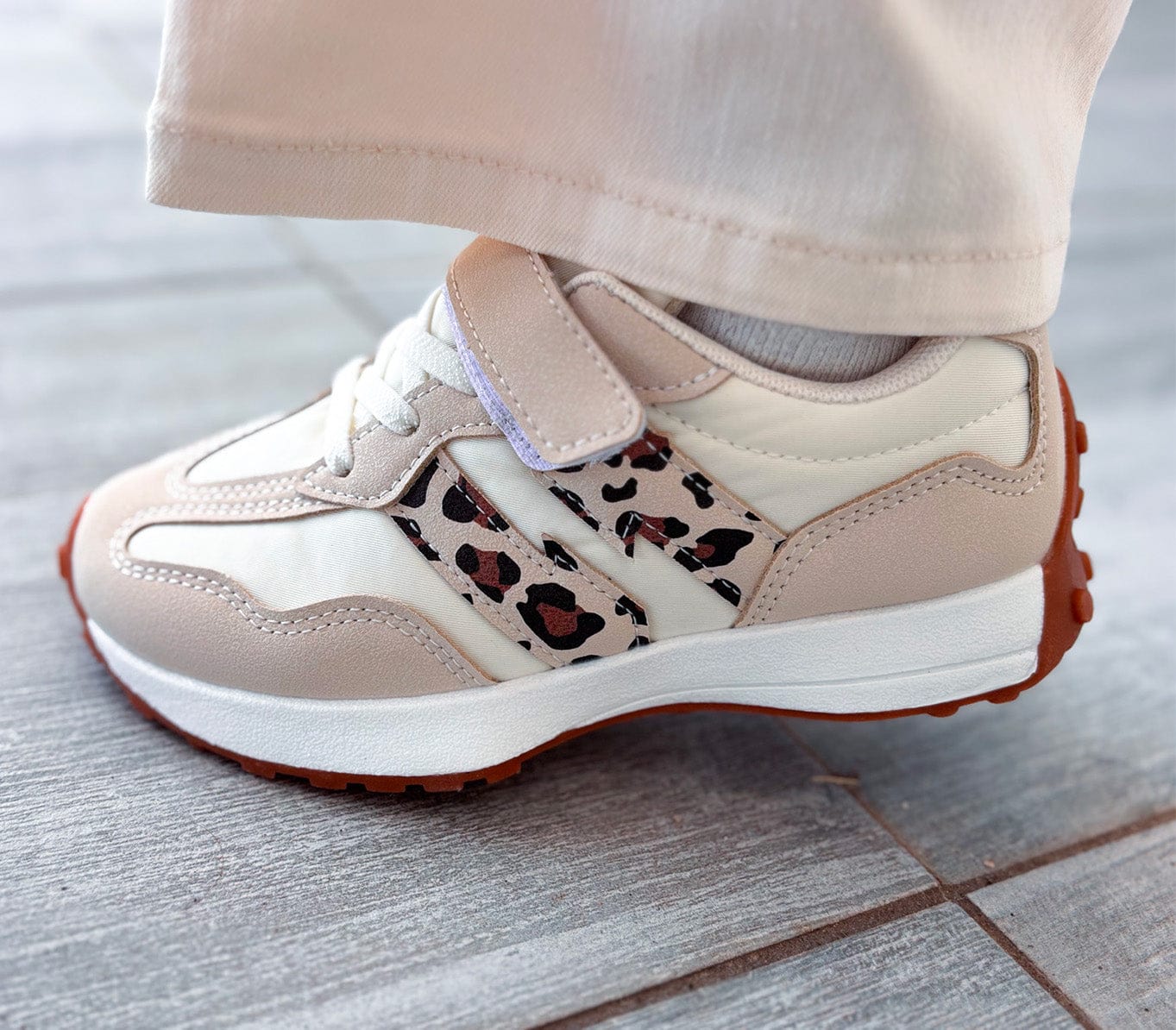 Baskets beige avec bande léopard