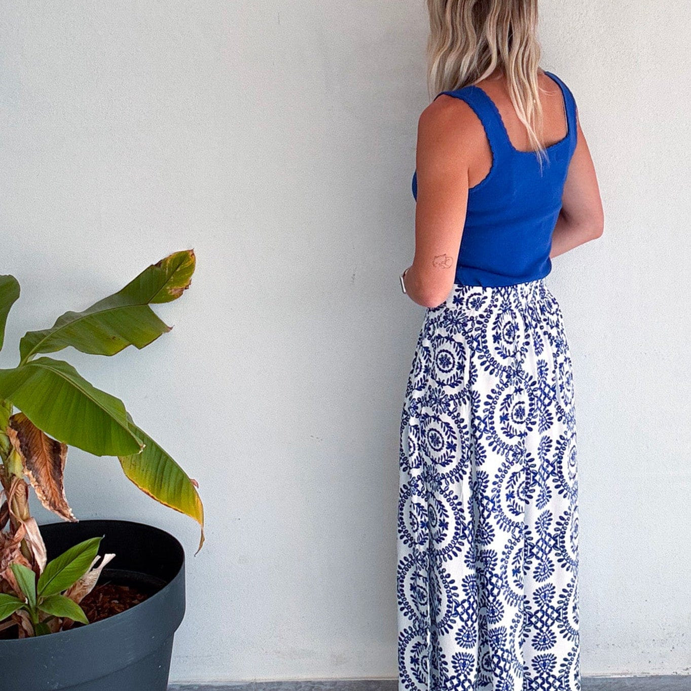 Jupe longue blanche motifs bleu