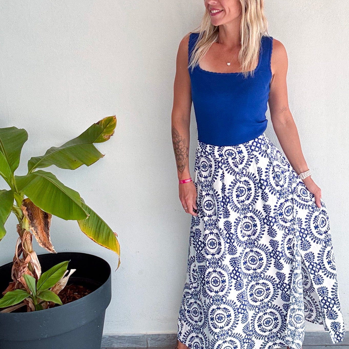 Jupe longue blanche motifs bleu