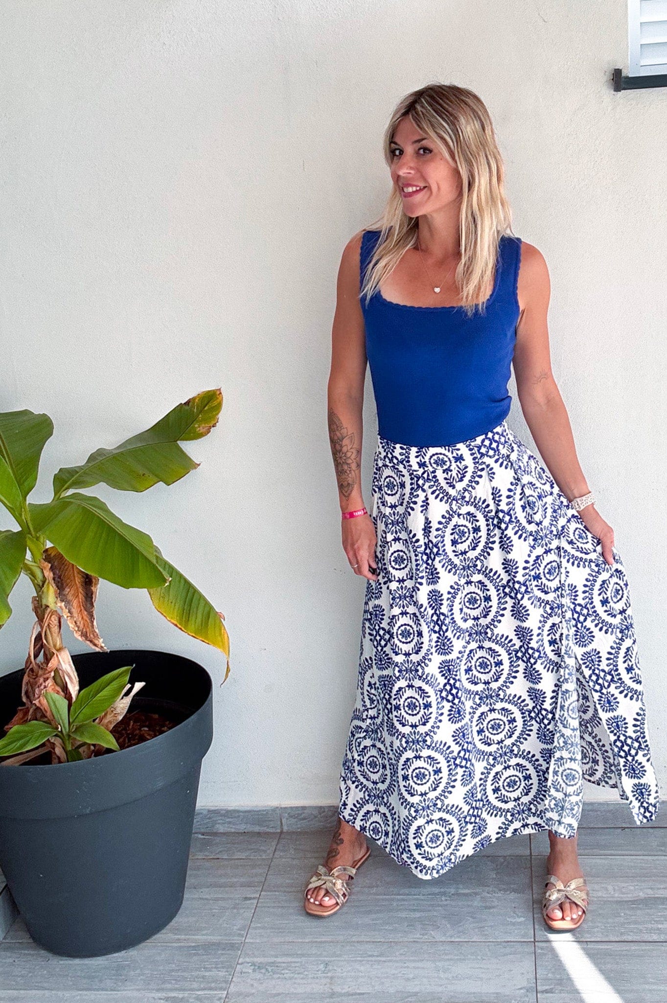 Jupe longue blanche motifs bleu