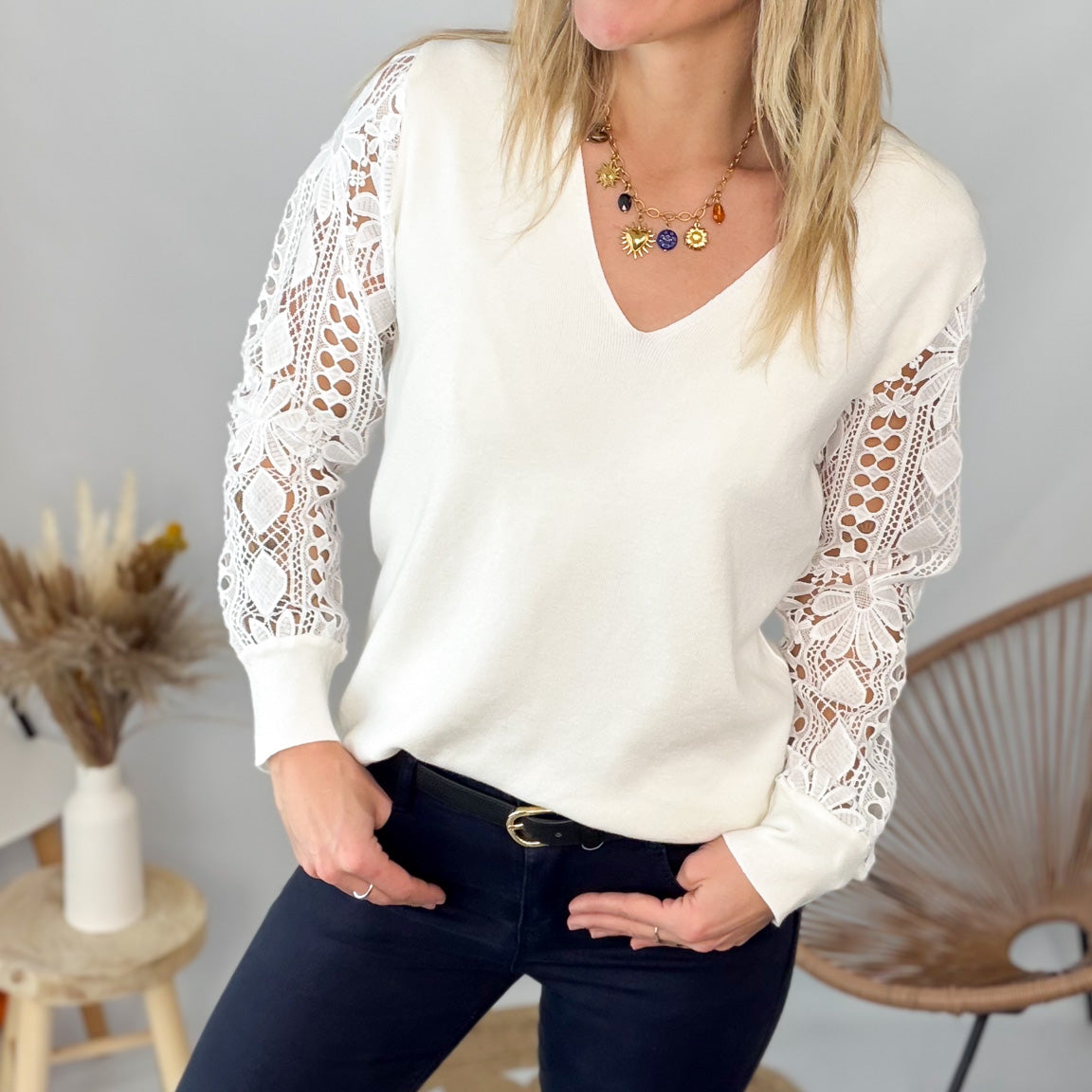 Pull Écru Manches Dentelle - Col V Féminin | La Boutique de Lydie