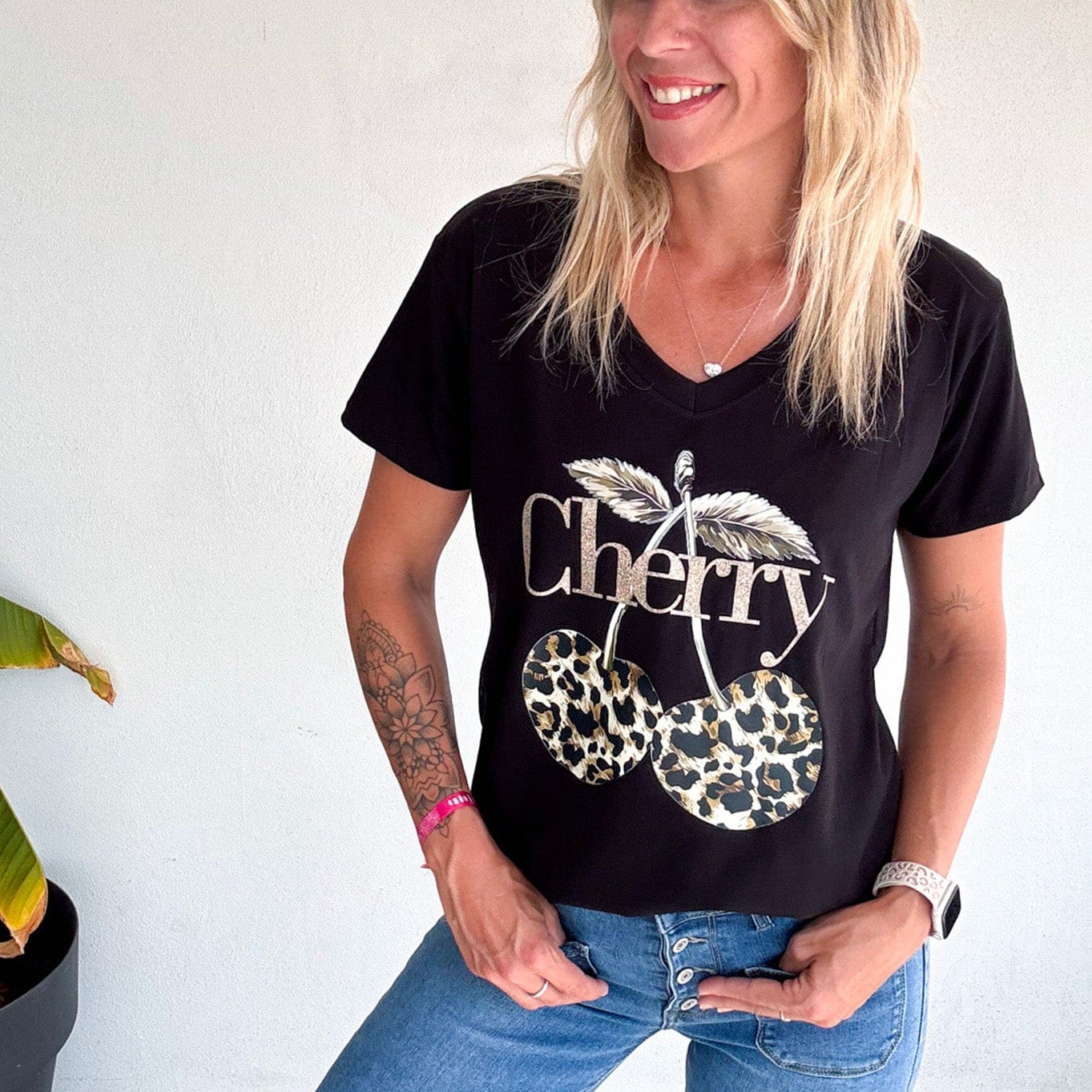 T-shirt noir, floqué avec des cerises la boutique de lydie