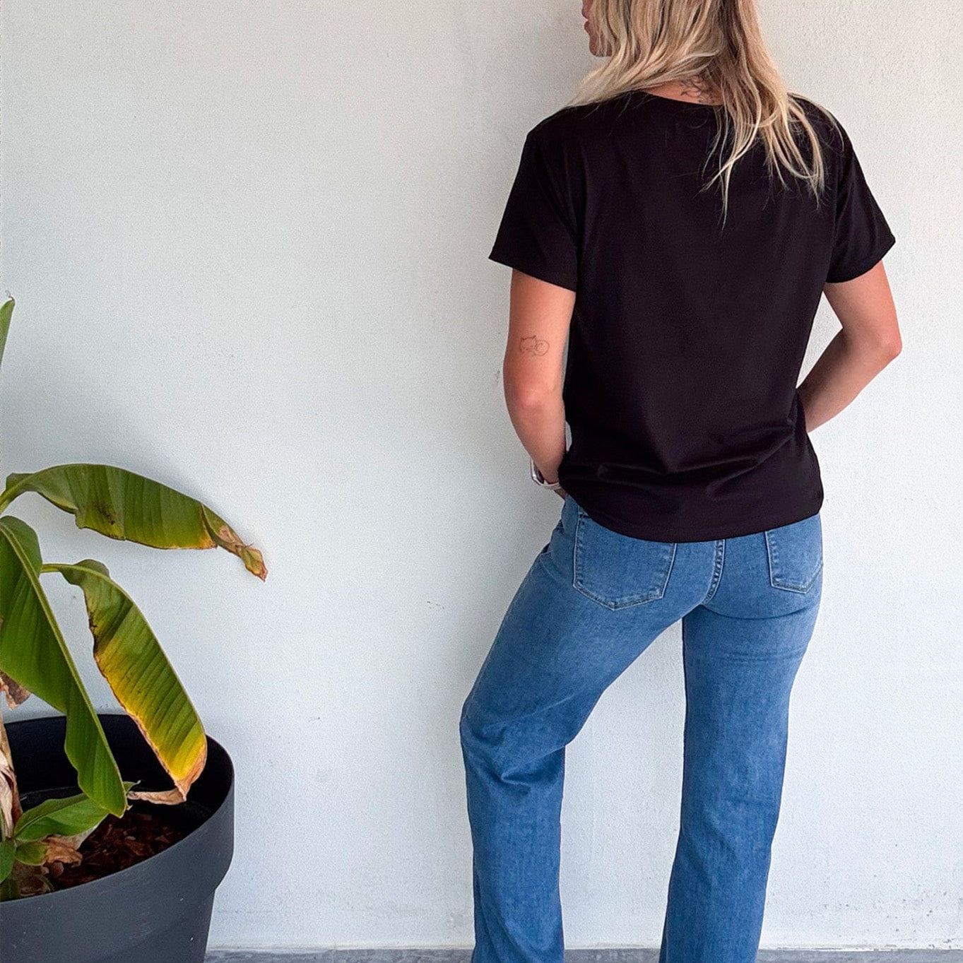 T-shirt noir, floqué avec des cerises