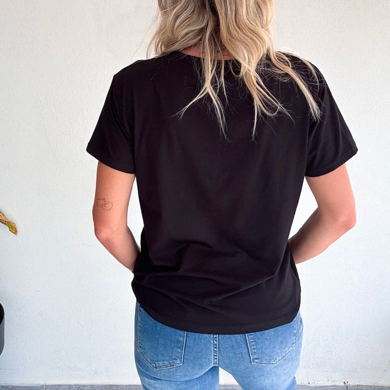 T-shirt noir, floqué avec des cerises